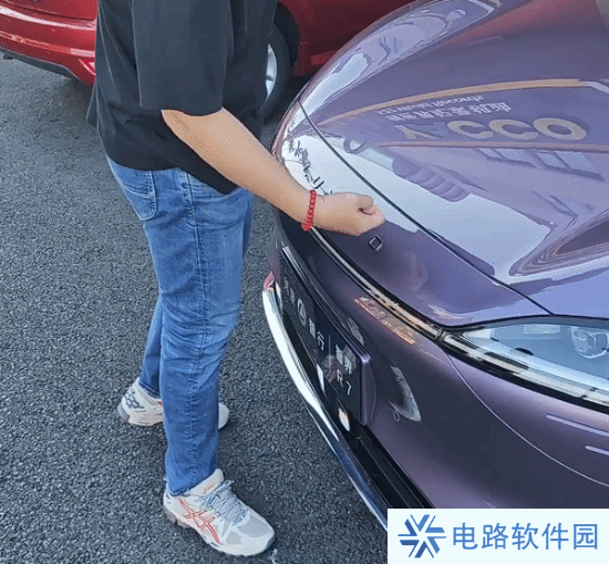 智界R7电动前备箱征服博主：建议保时捷 法拉利学学